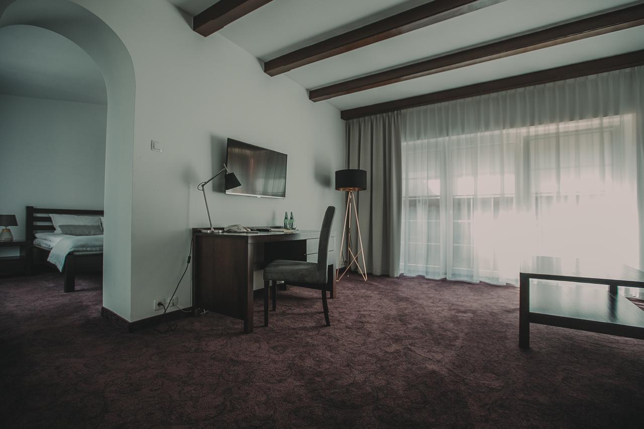 Hotel Restaurant Boss Miloslaw Ngoại thất bức ảnh